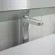Chromene Waschtischarmatur von Ideal Standard mit langer Taste und flachem Auslauf, montiert an hellen Fliesen und einer weißen Arbeitsplatte.